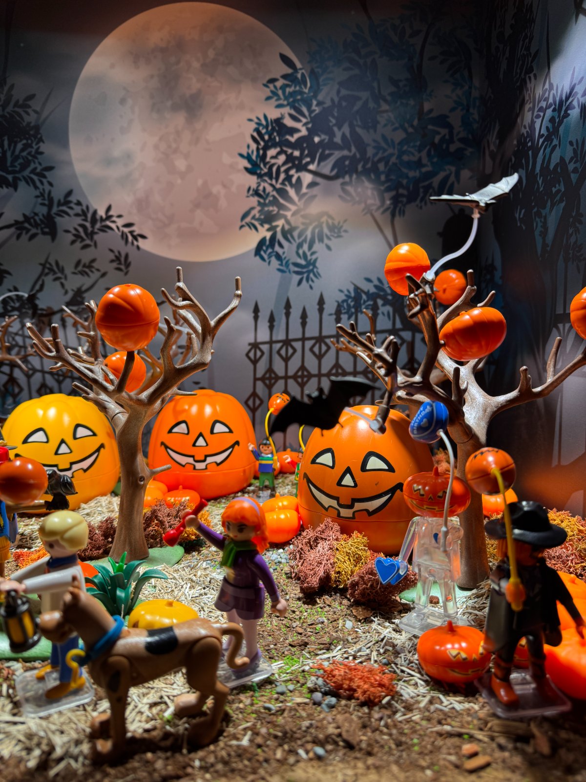 Halloween diorama with Scooby-Doo